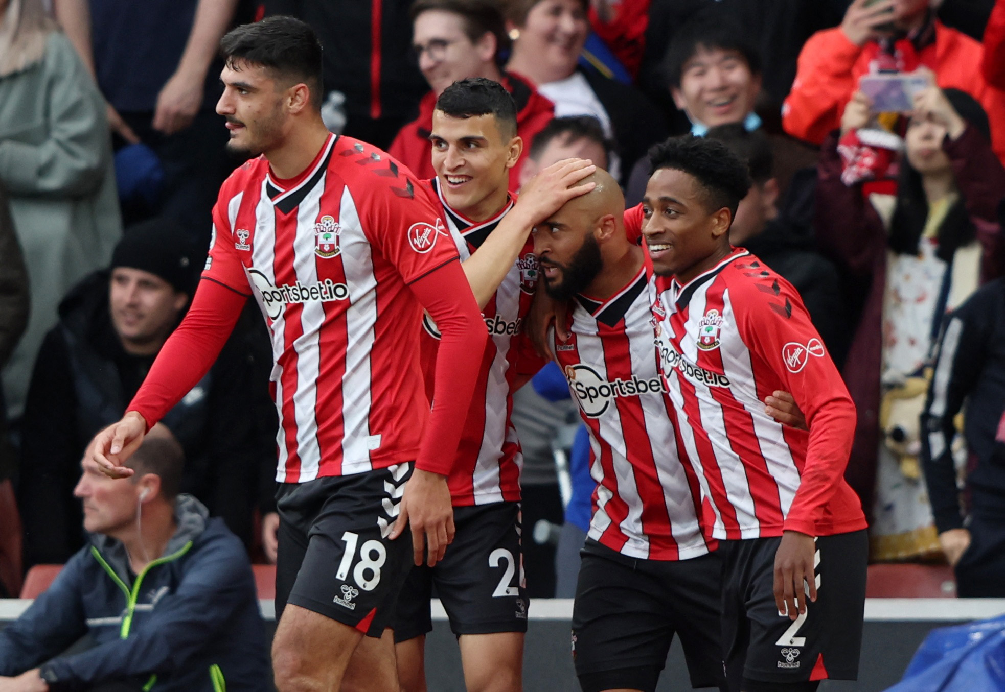 球星带球突破造成杀伤，全场欢呼