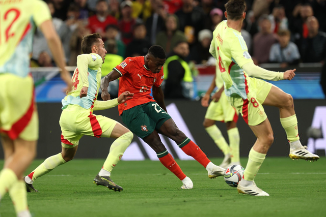 7胜破咒！肘伤缠身的郑钦文为何能硬刚TOP10？