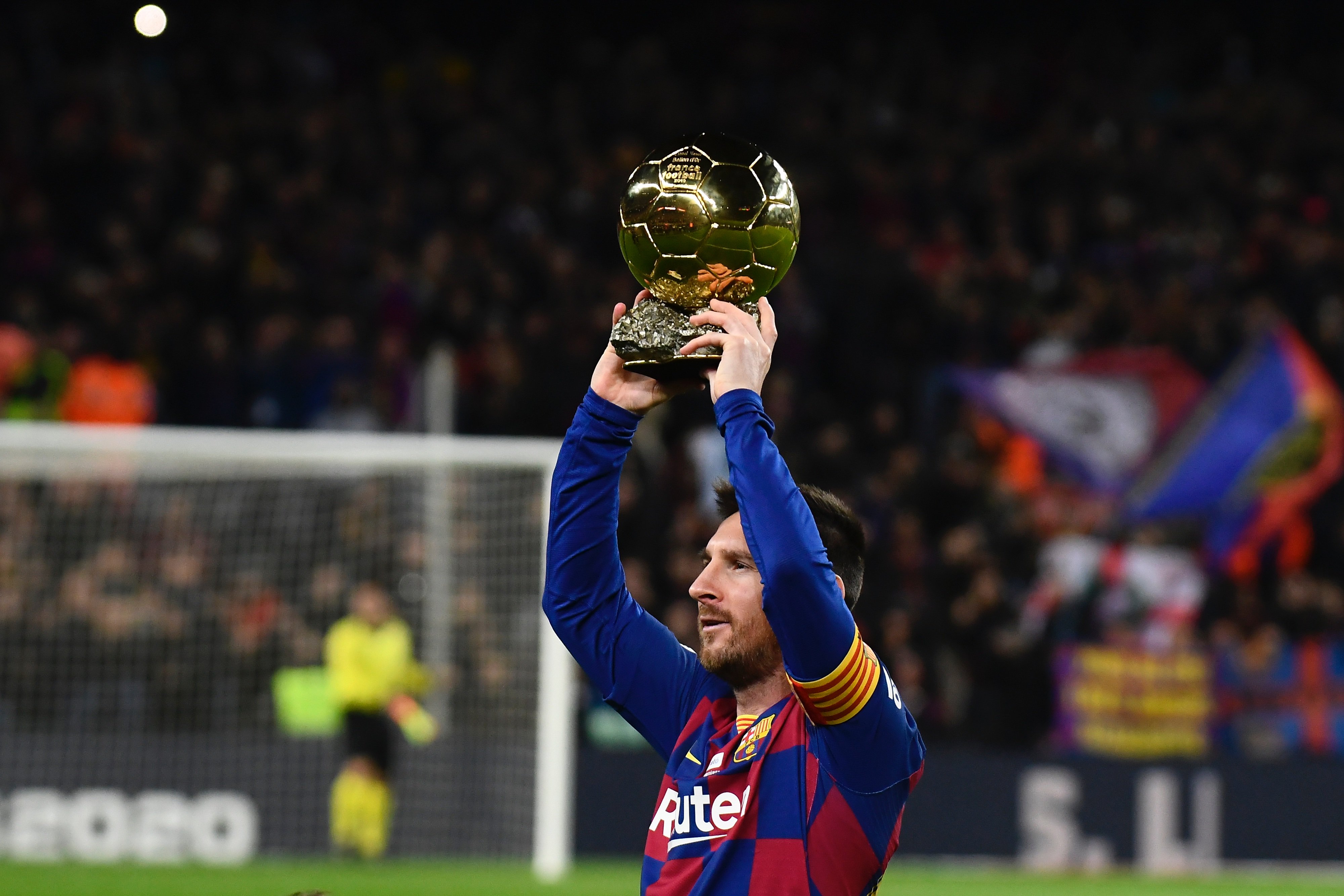 球员赛后把球衣送给癌症小球迷