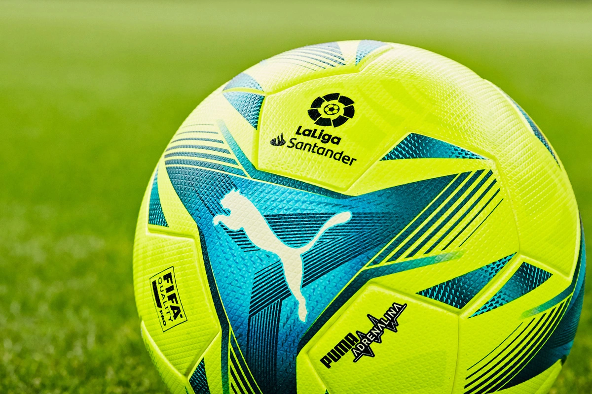 拿来吧你！柏林赫塔球员一把抢过对手教练给球员的战术小纸条