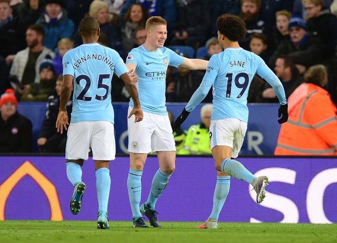 首圈，维斯塔潘起步良好抢到首位，皮亚斯特里挤进内线并过掉诺里斯上至第2，诺里斯第3。