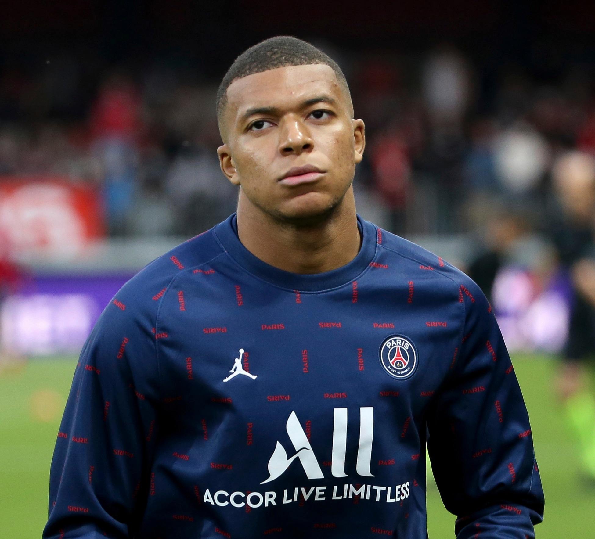 双引擎发力4-1大胜狼队，曼联升至第6：阿莫林终于是露出笑容