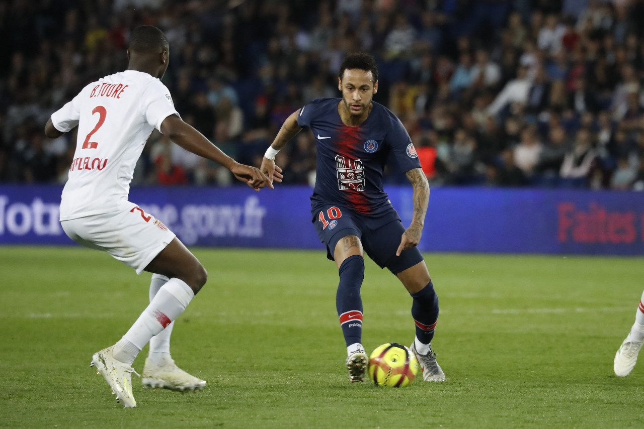 “小雪”节气将至，长春亚泰基地为天然草加盖第二层“棉被”