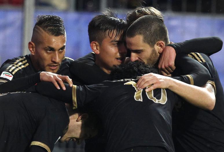 你是哪边的？本菲卡门将特鲁宾扑点后被队友阿劳若补射进球