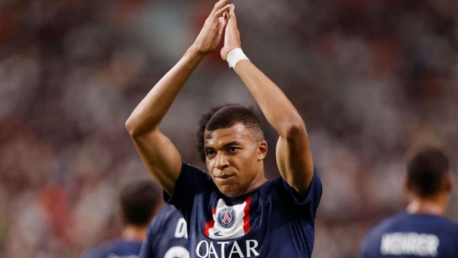 吉文：可能我有点老派，看不惯加纳乔走路歪着身子还挂条链子