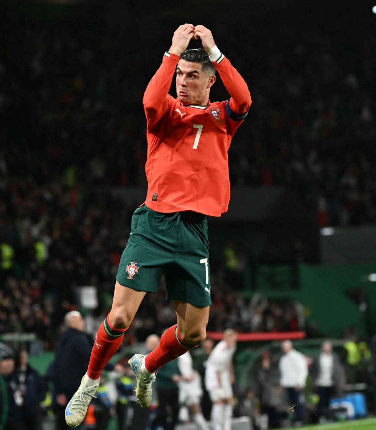 官方：米兰与18岁中场萨拉完成续约；据悉新合同到2030年