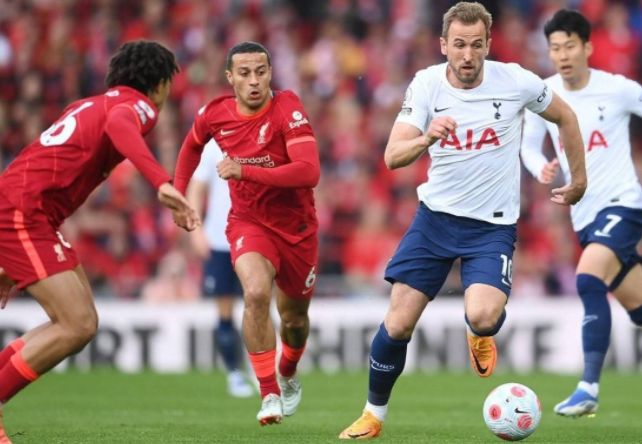 后卫关键拦截，守住关键领先